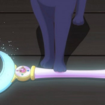 Лунная Палочка помогает очистить людей от зла в аниме Sailor Moon Crystal