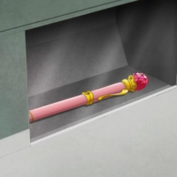 Волшебная ручка-жезл позволяет Усаги менять внешность в аниме Sailor Moon Crystal